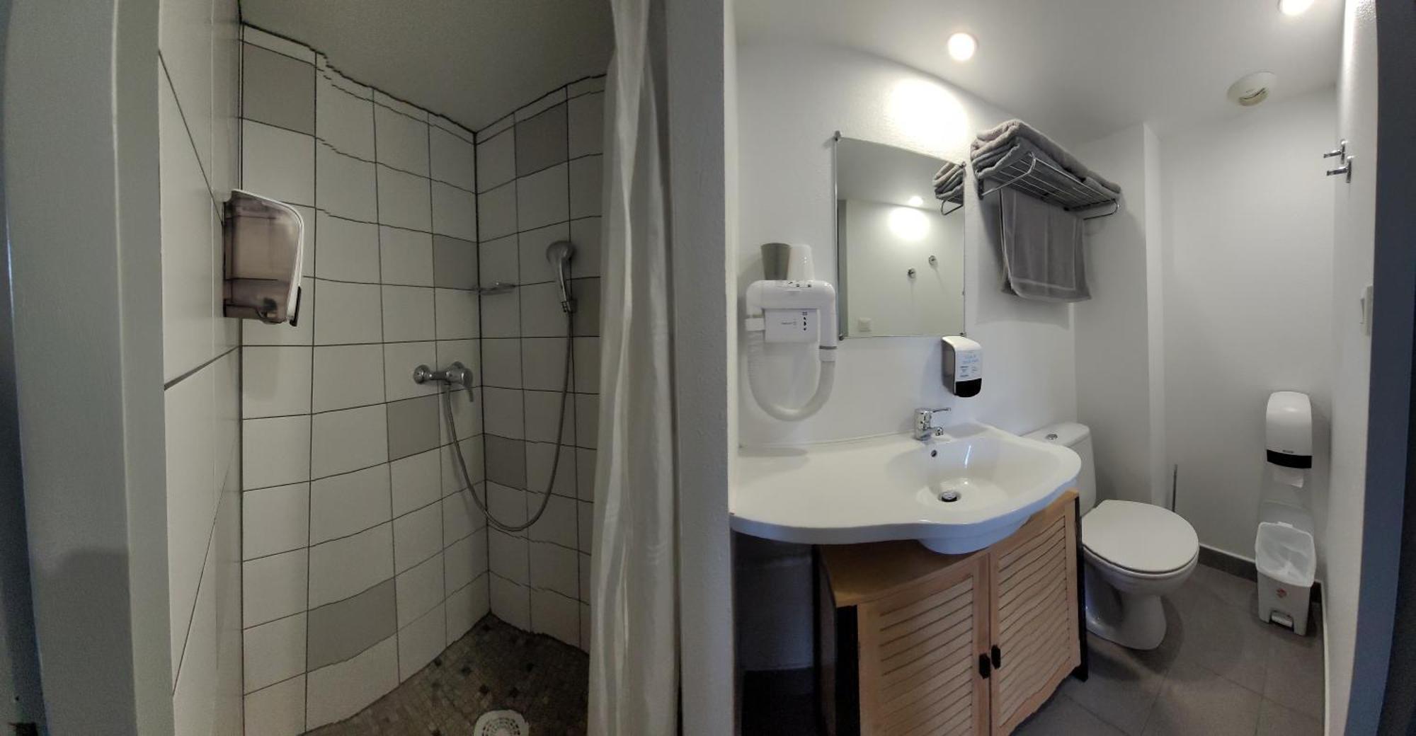 Hotel Le Vanseen Les Vans Exteriör bild