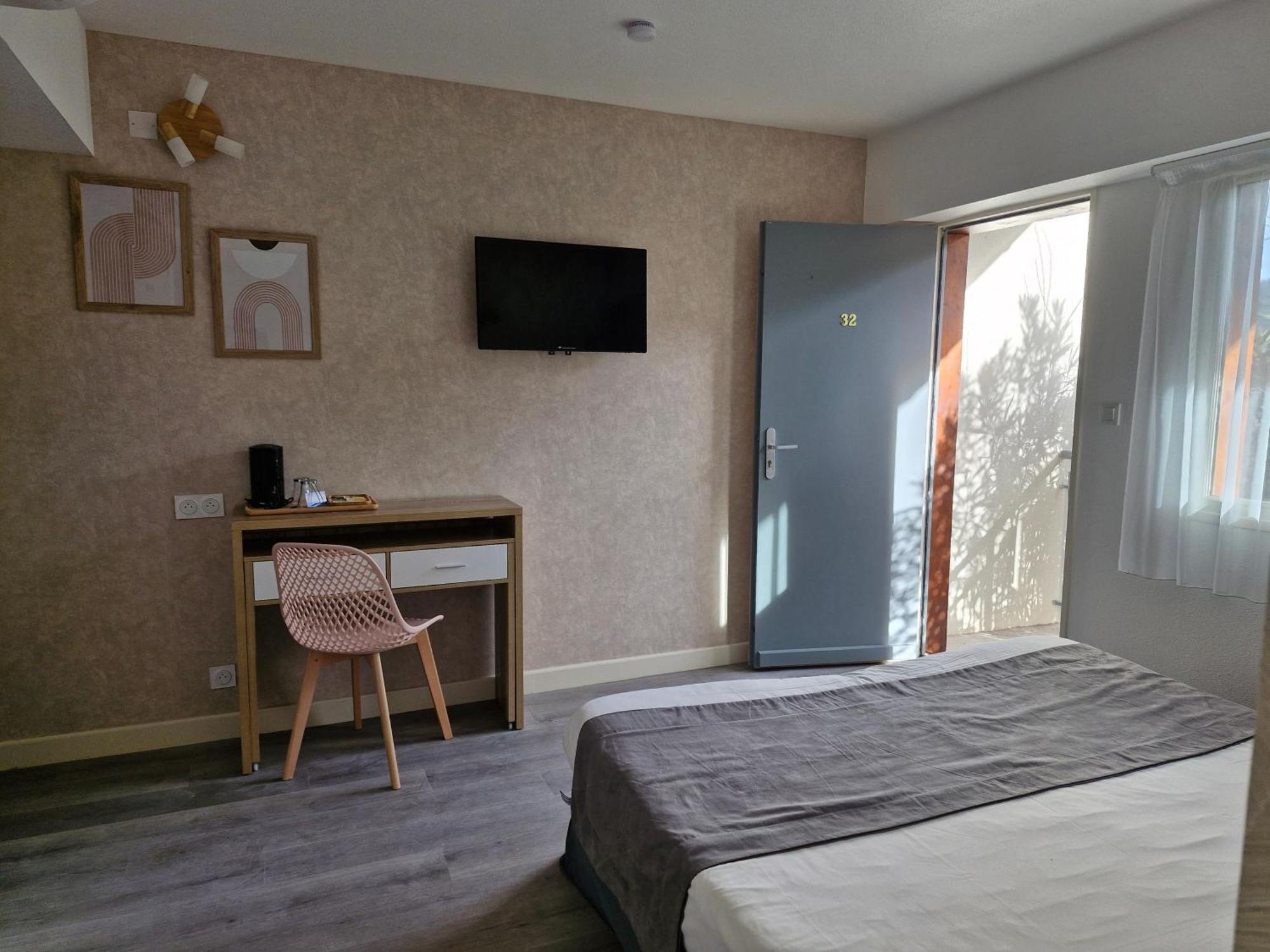 Hotel Le Vanseen Les Vans Exteriör bild